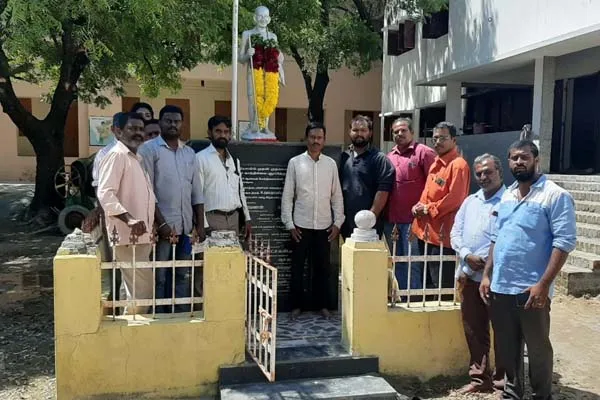 gandhi statue